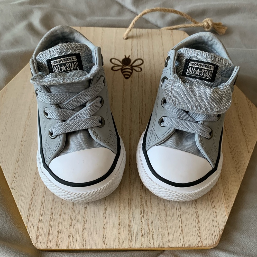 Toddler converse chuck Taylor’s size 5T